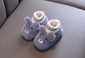 Detailansicht gemütlicher grauer Bärenhausschuhe für Kinder mit Strickkragen-Detail