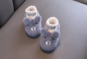 Detailansicht plüschiger Bären-Hausschuhe für Kleinkinder mit Strickbündchen.