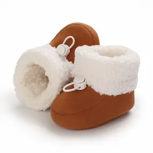 Détail de bottines d'hiver pour bébé avec doublure chaude en sherpa et fermeture réglable