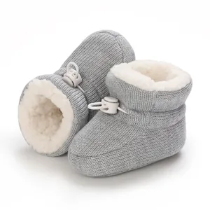 Dettaglio degli stivaletti da neve in maglia per neonati con fodera in pile.