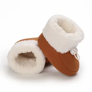 Détail de bottes de bébé marron avec doublure en fausse fourrure et cordon serrage