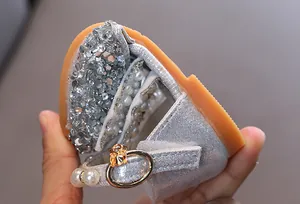 Chaussures de princesse argentées souples pour filles avec détails de perles et paillettes