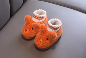 Detailansicht der orangefarbenen Pelzhausschuhe für Kinder mit warmen, weichen Strickbündchen
