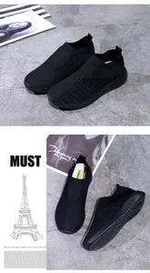 Gros plan de baskets chaussettes en maille respirante noire avec texture côtelée