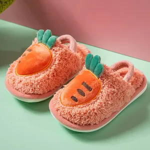 Pantofole di peluche rosa per bambini con carota e cinturino posteriore