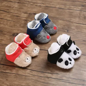 Variedad de botines cálidos de felpa para bebé con lindos diseños de panda, ratón y oso.