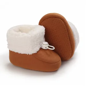 Détail de bottes d'hiver marron pour bébé avec doublure polaire et semelle antidérapante