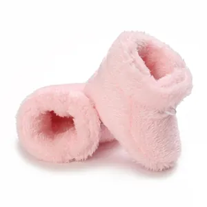 Vue détaillée des chaussons roses en peluche pour bébé pour la chaleur hivernale