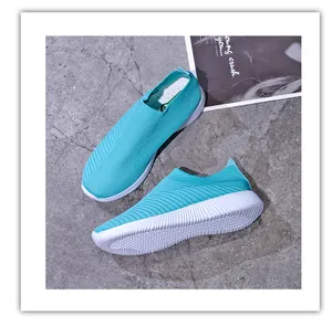 Vue détaillée des baskets chaussettes en maille turquoise respirante à semelle blanche épaisse.