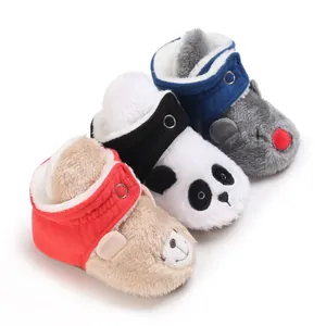Vista detallada de botas de invierno de felpa para bebé con lindos diseños de animales