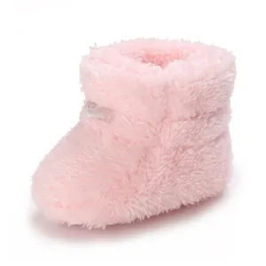 Bottine d'hiver en peluche rose pour bébé montrant la texture douce de la polaire.