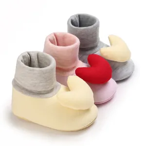 Detailansicht weicher Baumwoll-Babylaufsocken mit herzförmigen Plüschapplikationen für Kleinkinder