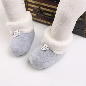 Chaussons de bébé en tricot gris avec doublure en polaire blanche douillette