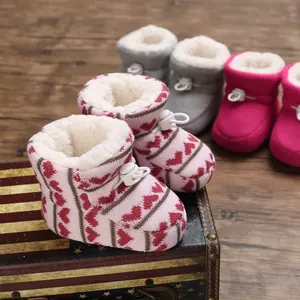Stivaletti invernali morbidi per neonati con motivi a cuore e fodera in peluche caldo
