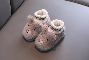 Detailansicht von Plüsch-Hausschuhen für Babys mit süßem Bärengesicht und Strickbündchen.
