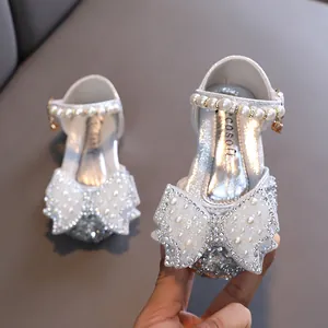 Chaussures de princesse argentées à paillettes avec grand nœud en perles pour petites filles