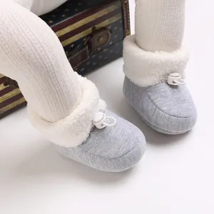 Gros plan sur des bottes d'hiver pour bébé avec doublure polaire et boucle réglable