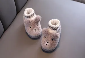 Gemütliche Plüsch-Kinderhausschuhe mit Strickbündchen für winterliche Wärme im Haus.