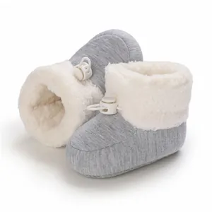 Vue détaillée de bottines d'hiver grises pour bébé avec doublure en polaire blanche
