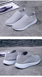 Vue détaillée de baskets en maille grise respirante avec semelles blanches à rayures