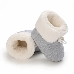 Chaussons bébé gris chauds avec doublure polaire blanche épaisse et bouton