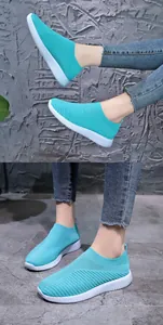 Vue détaillée de baskets respirantes bleu aqua en maille pour femmes, présentées sur les pieds