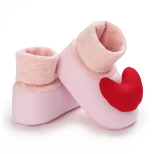 Detailansicht rosa Baby-Lauflernsocken mit einer niedlichen weichen roten Herzdekoration