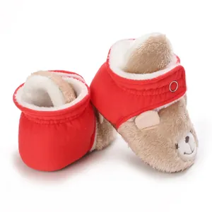 Primer plano de lindas botas de nieve rojas de invierno para bebé con suave forro de felpa