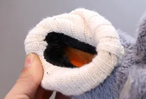 Detaillierte Makroansicht des dicken, warmen Fleecefutter in diesem Winterschuh für Kinder.