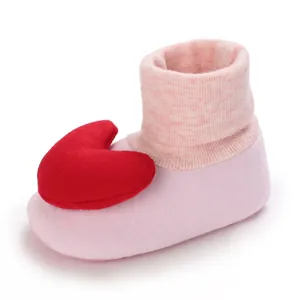 Weiche rosa Babysocke mit großer roter Herz-Deko und gestricktem Bündchen am Rand