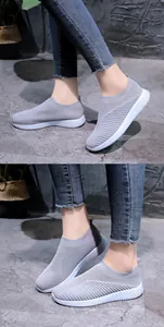 Vue détaillée des baskets chaussettes grises en maille respirante portées par une femme