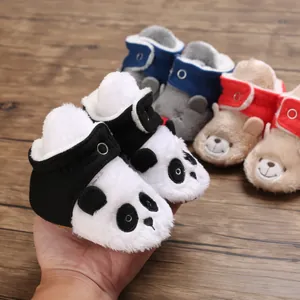 Primer plano de botas de nieve de panda para bebé en felpa con forro suave y cierre de presión