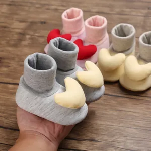 Bequeme weiche Baby-Laufsocken mit 3D-Herz-Applikation für Kleinkinder im Alter von 0-1 Jahr
