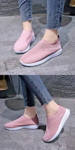 Vue détaillée de baskets en tricot rose respirantes pour femmes portées par un modèle
