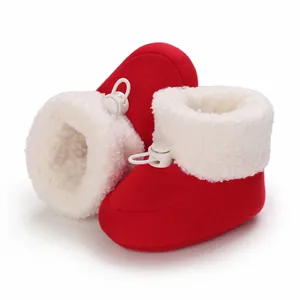 Bottines d'hiver rouges pour bébé avec doublure en fausse fourrure blanche.
