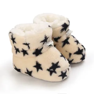 Vista detallada de las botas de invierno de felpa para bebés con estrellas y forro suave