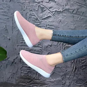 Vue latérale de baskets en maille rose respirante pour femmes avec semelle