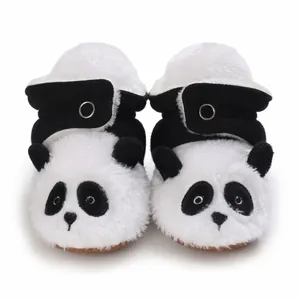 Detalle de botas de nieve de felpa para bebé con diseño de panda y suela blanda