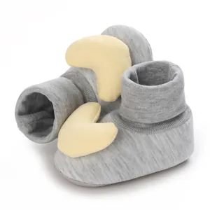 Weiche graue Lauflernsocken für Babys mit gelben Bananen-Patches für 0-1 Jahr.