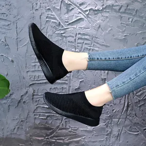Baskets décontractées noires en maille respirante pour femmes portées avec un jean
