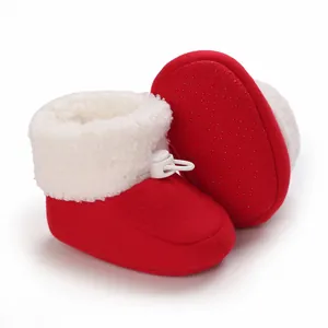 Gros plan de bottines d'hiver rouges pour bébé avec doublure polaire et arrêt