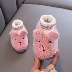 Süße rosa Plüschhausschuhe für Kinder mit Tiergesicht und warmem Strickbündchen für Winter