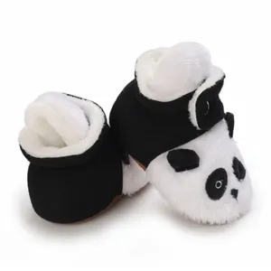 Detalle de las botas de nieve de felpa para bebé con diseño de panda y suela blanda