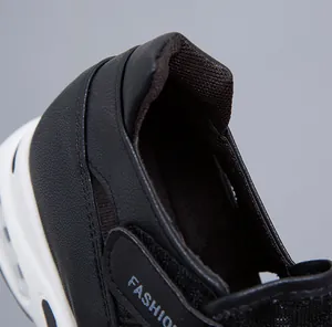 Dettaglio ravvicinato di sneaker nera traspirante con chiusura a strappo e imbottitura.