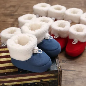 Gros plan de bottines d'hiver pour bébé doublées de polaire avec cordon de serrage réglable