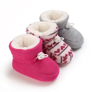 Stivaletti invernali per neonato foderati in peluche con motivo a cuori e lacci.