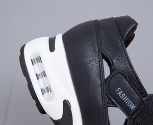 Dettaglio di sneaker traspiranti da donna con cuscino d'aria visibile e ecopelle nera di moda.