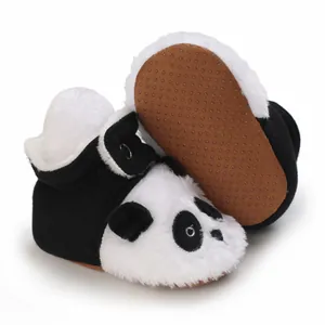 Vista detallada de las botas de nieve para bebé con diseño de panda y suelas suaves