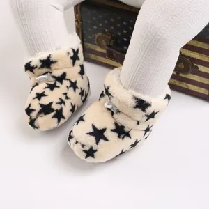 Primer plano de botas de invierno de peluche para bebé con estampado de estrellas
