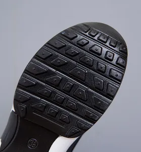 Dettaglio della suola in gomma antiscivolo nera su scarpe casual sportive da donna